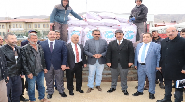 Sivas'ta çiftçilere arpa tohumu dağıtıldı 