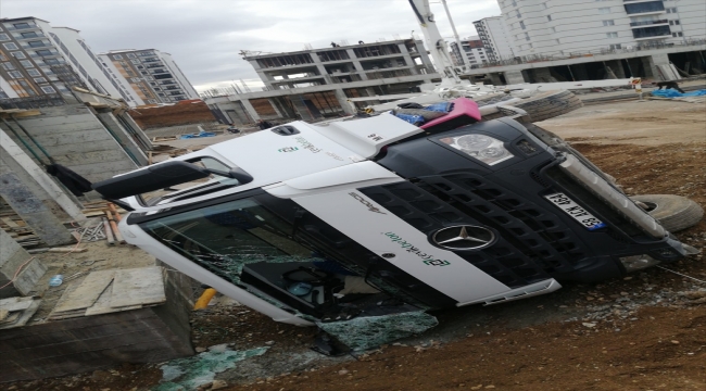Sivas'ta devrilen beton mikserinin sürücüsü yaralandı