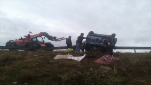 Sivas'ta devrilen hafif ticari araçtaki 3 kişi yaralandı 