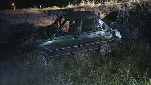 Sivas'ta devrilen otomobildeki 3 kişi yaralandı