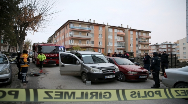 Sivas'ta iki araç arasında sıkışan kişi öldü 