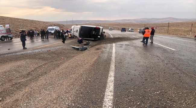 Sivas'ta otobüs devrildi, 2 kişi öldü, 20 kişi yaralandı