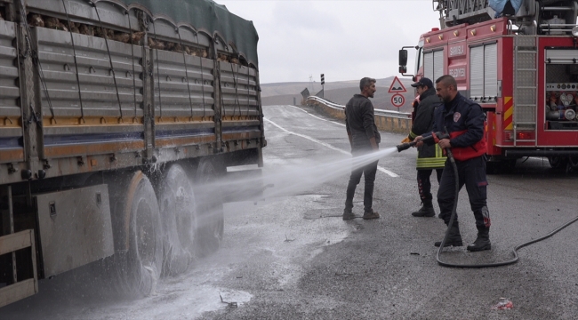 Sivas'ta seyir halindeki tırın lastiği yandı