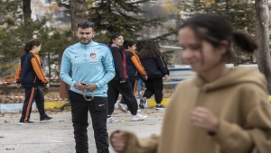 Sporda rekorlar kıran engelli öğretmenin başarı hikayesi öğrencilerine ilham veriyor