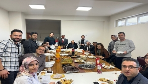 Ulaş'ta öğrenci anneleri evlerinde hazırladıkları yiyecekleri öğretmenlere ikram etti