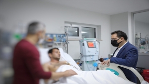 Vali Çiçek, bipolar hastasının yaraladığı polis ve bekçiyi ziyaret etti