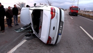 Aksaray'da devrilen otomobildeki 4 kişi yaralandı 