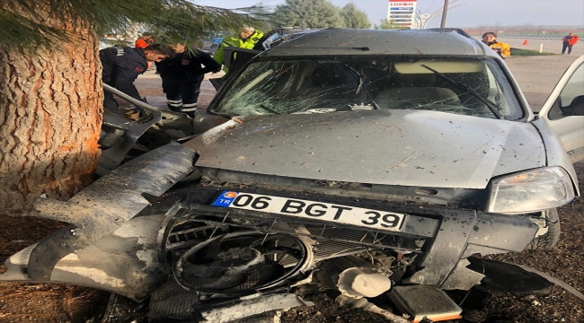 Ankara'da kontrolden çıkarak ağaca çarpan aracın sürücüsü öldü