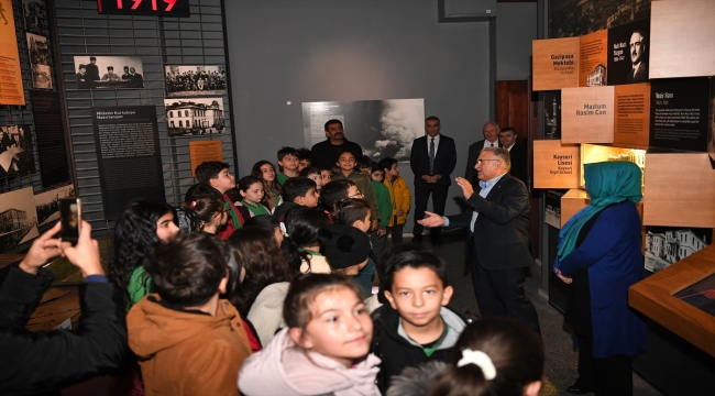 Başkan Büyükkılıç, öğrencilerle Kayseri Lisesi Milli Mücadele Müzesi'ni gezdi