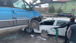 Başkentte yoldan çıkan yolcu minibüsü park halindeki otomobile çarptı 