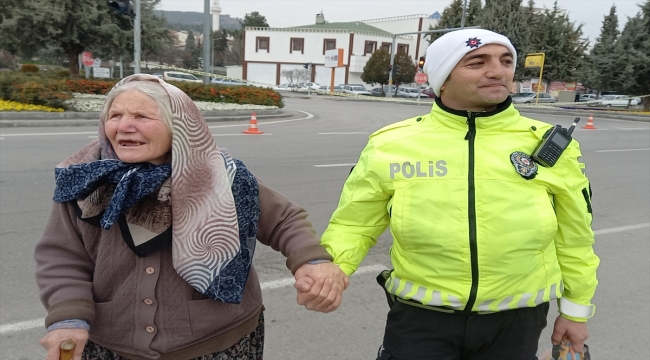 Beypazarı'nda polis yolun karşısına geçmekte zorlanan yaşlı kadına yardım etti