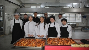 Beypazarı'nda taşımalı eğitim öğrencilerinin yemekleri meslek lisesinin mutfağında pişiriliyor