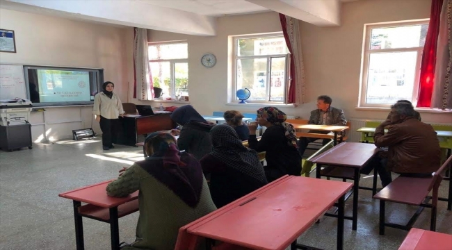 Derebucak'ta "aile okulu" projesi eğitimleri yapılıyor
