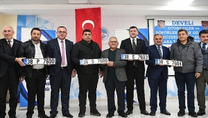 Develi'de yaşanan plaka sorununu çözen Büyükkılıç, plaka teslim törenine katıldı