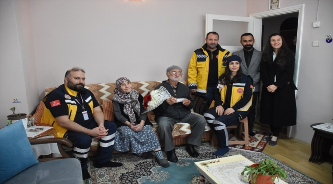 Eskişehir'de ambulans ekibi hayata döndürdüğü hastayı evinde ziyaret etti