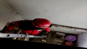 Eskişehir'de apartman boşluğunda mahsur kalan kedi kurtarıldı