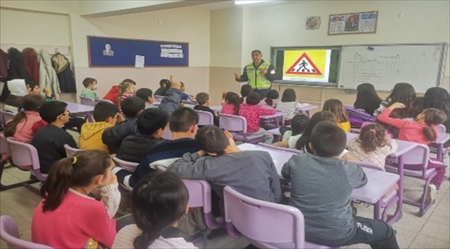 Eskişehir'de jandarmadan vatandaşlara ve öğrencilere trafik eğitimi