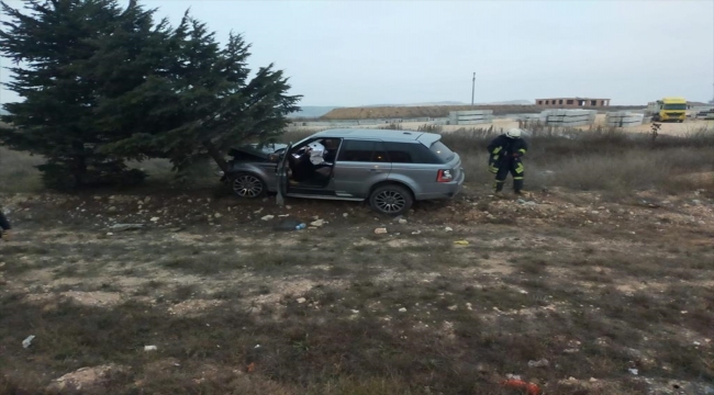 Eskişehir'de kazada ikiye bölünen otomobilin sürücüsü hafif yaralı kurtuldu