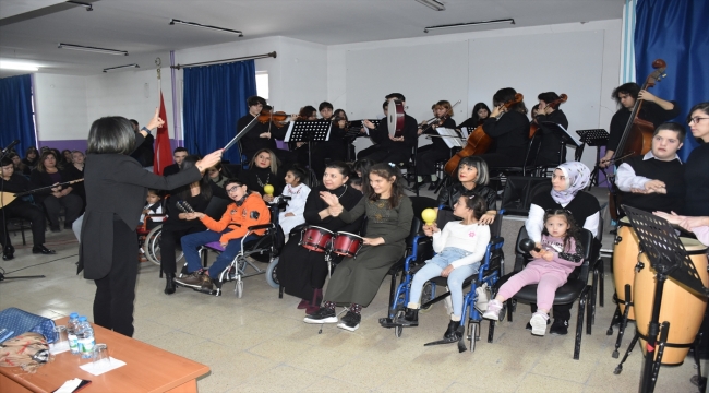 Eskişehir'de liseliler ile özel gereksinimli öğrenciler aynı sahnede konser verdi