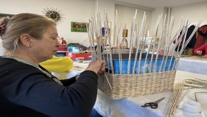 Ev hanımları "sıfır atık"a destek verdi, eski gazeteler süs sepetlerine dönüştü