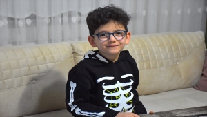 Hasta öğrencisine gönüllü olarak evde eğitim veriyor