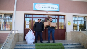 Kaman'da muhtardan öğrencilere yeni yıl hediyesi