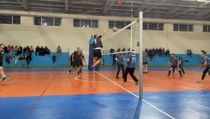 Kaymakam Coşkun, voleybol turnuvasında dereceye girenlere ödüllerini verdi 