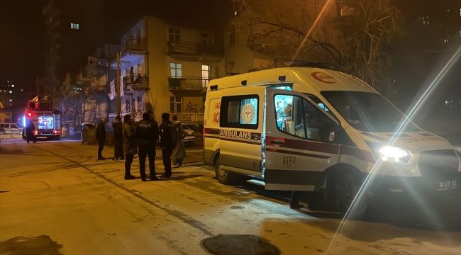 Kayseri'de bir apartmanda çıkan yangında 3 kişi dumandan etkilendi