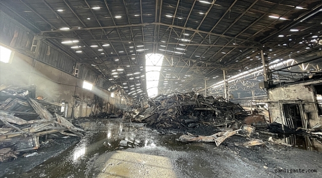 Kayseri'de çelik kapı fabrikasında çıkan yangın söndürüldü! Geride enkaz kaldı
