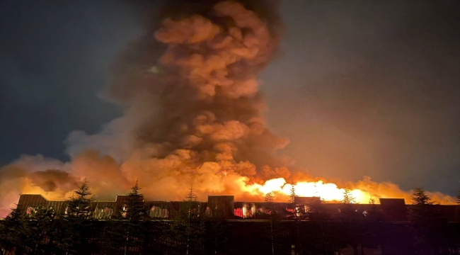 Kayseri'de çelik kapı fabrikasında çıkan yangına müdahale ediliyor