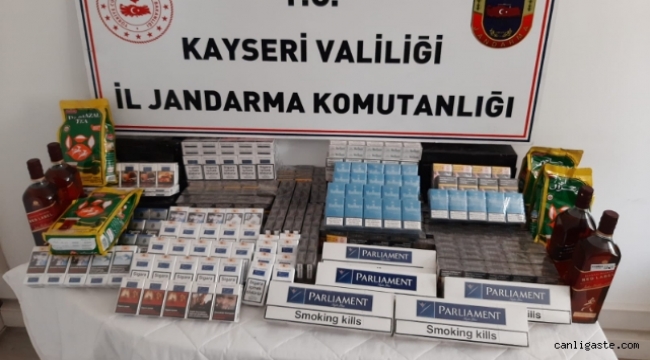 Kayseri'de kaçak sigara taşıyan araçlar jandarmaya takıldı