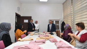 Kayseri'de kadınlar ihtiyaç sahibi çocuklar için atkı ve bere örüyor