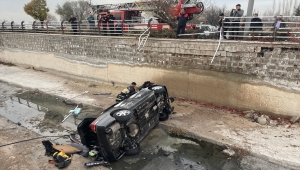 Kayseri'de kanala düştükten yanan otomobildeki 4 kişi yaralandı