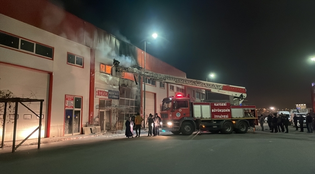 Kayseri'de mobilya imalathanesinde çıkan yangın söndürüldü