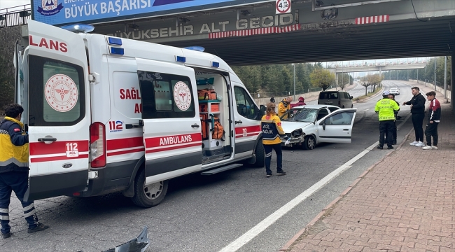 Kayseri'de refüjdeki ağacı kırarak karşı yola geçen otomobildeki yolcu yaralandı