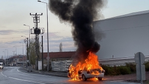 Kayseri'de seyir halindeki otomobil alev aldı