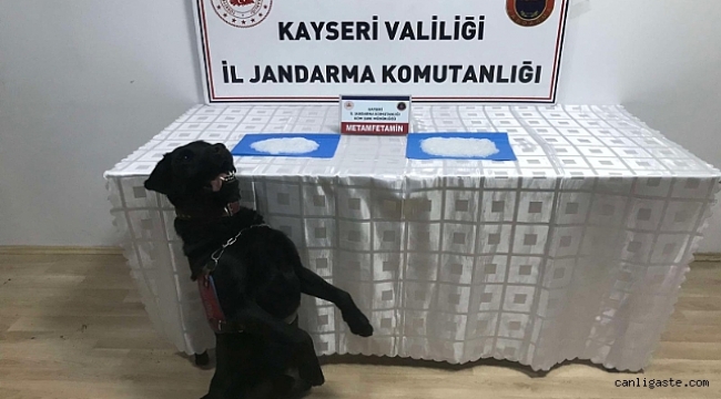 Kayseri'den Sivas'a uyuşturucu götürmek isterken yakalandı