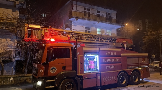 Kayseri Talas'ta yangın: 3 kişi dumandan etkilendi