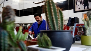 Kayserili kasap dükkanında 300'ü aşkın kaktüs yetiştiriyor