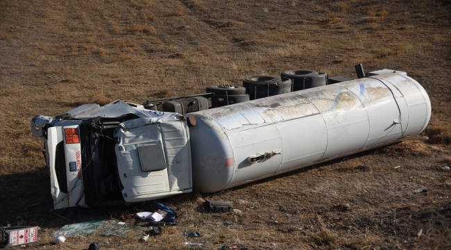 Kırıkkale'de devrilen LPG yüklü tankerin sürücüsü öldü