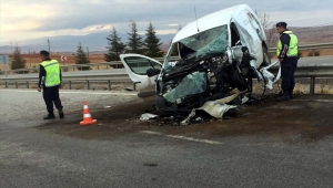 Kırıkkale'de otomobille hafif ticari araç çarpıştı, bir kişi öldü, iki kişi yaralandı