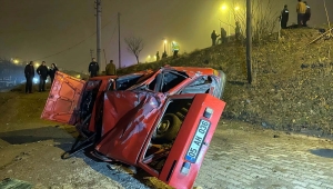 Kırıkkale'de park halindeki aracın üzerine düşen otomobilin sürücüsü yaralandı
