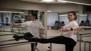 Kırmızı ışıkta geçen sürücünün çarptığı bale eğitmeni 11 ay sonra yeniden ayağa kalktı