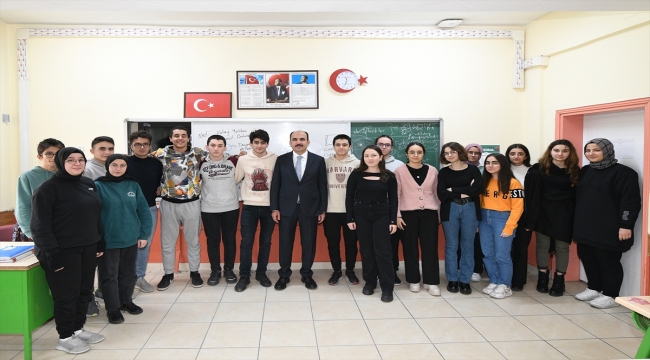 Konya Büyükşehir Belediye Başkanı Altay, lise öğrencilerini ziyaret etti