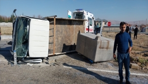 Konya'da amatör futbolcuların bulunduğu otomobilin kamyonetle çarpışması sonucu 5 kişi yaralandı