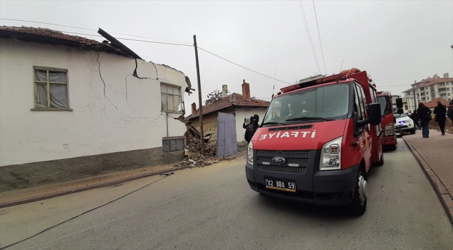 Konya'da kısmen çöken kullanılmayan ev ekiplerce yıkıldı