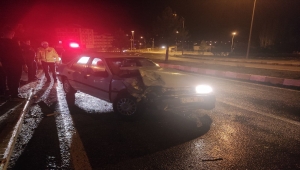 Konya'da park halindeki araca çarpan otomobildeki iki kişi yaralandı