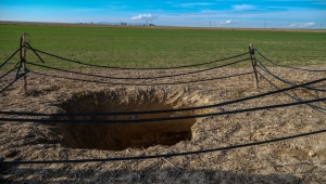 Konya'da tarlasında obruk oluşan çiftçi yaşadıklarını anlattı