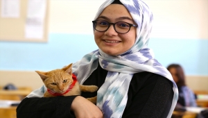 Lisenin maskotu "Aslan" öğrencileri derslerde de yalnız bırakmıyor