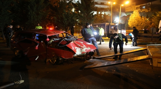 Nevşehir'de aydınlatma direğine çarpan otomobildeki 2 kişi yaralandı